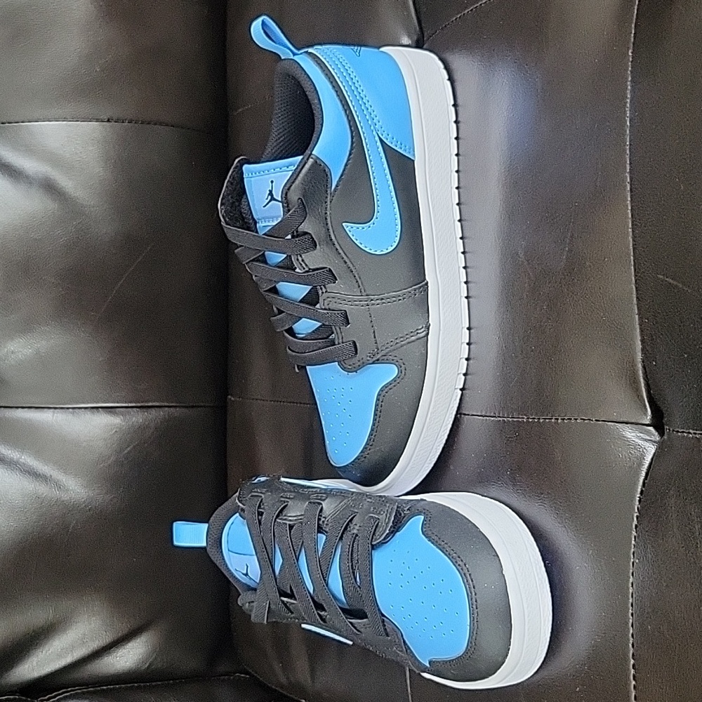 Boys 2.5 Jordans